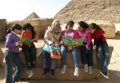 Photo of school children from Mostafa Kamel Experimental School in Cairo working by the pyramids